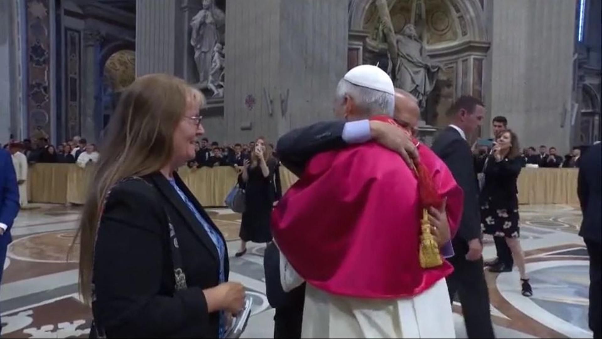 El entrañable abrazo entre el papa León XIV y su hermano Louis Prevost
