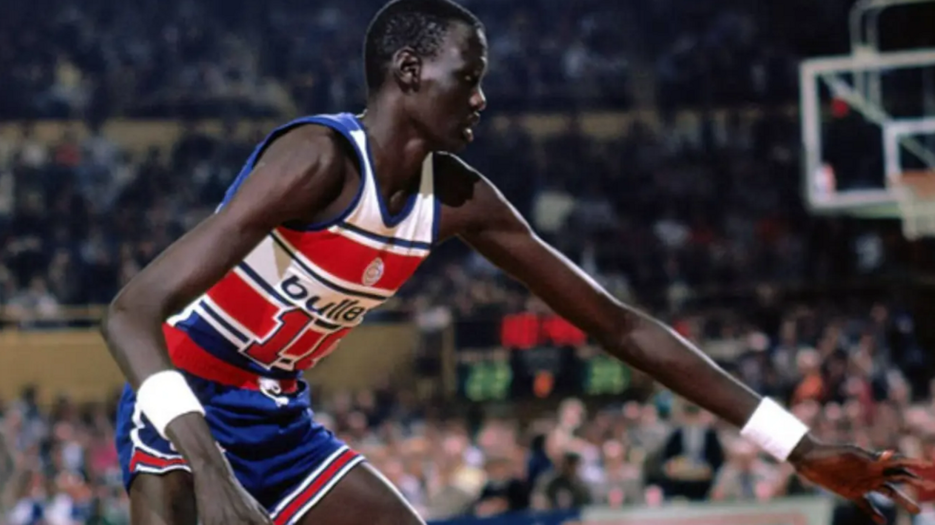 El entrenador de Manute Bol, mítico jugador de la NBA, admite que se inventó su fecha de nacimiento: "No tenía ni idea"