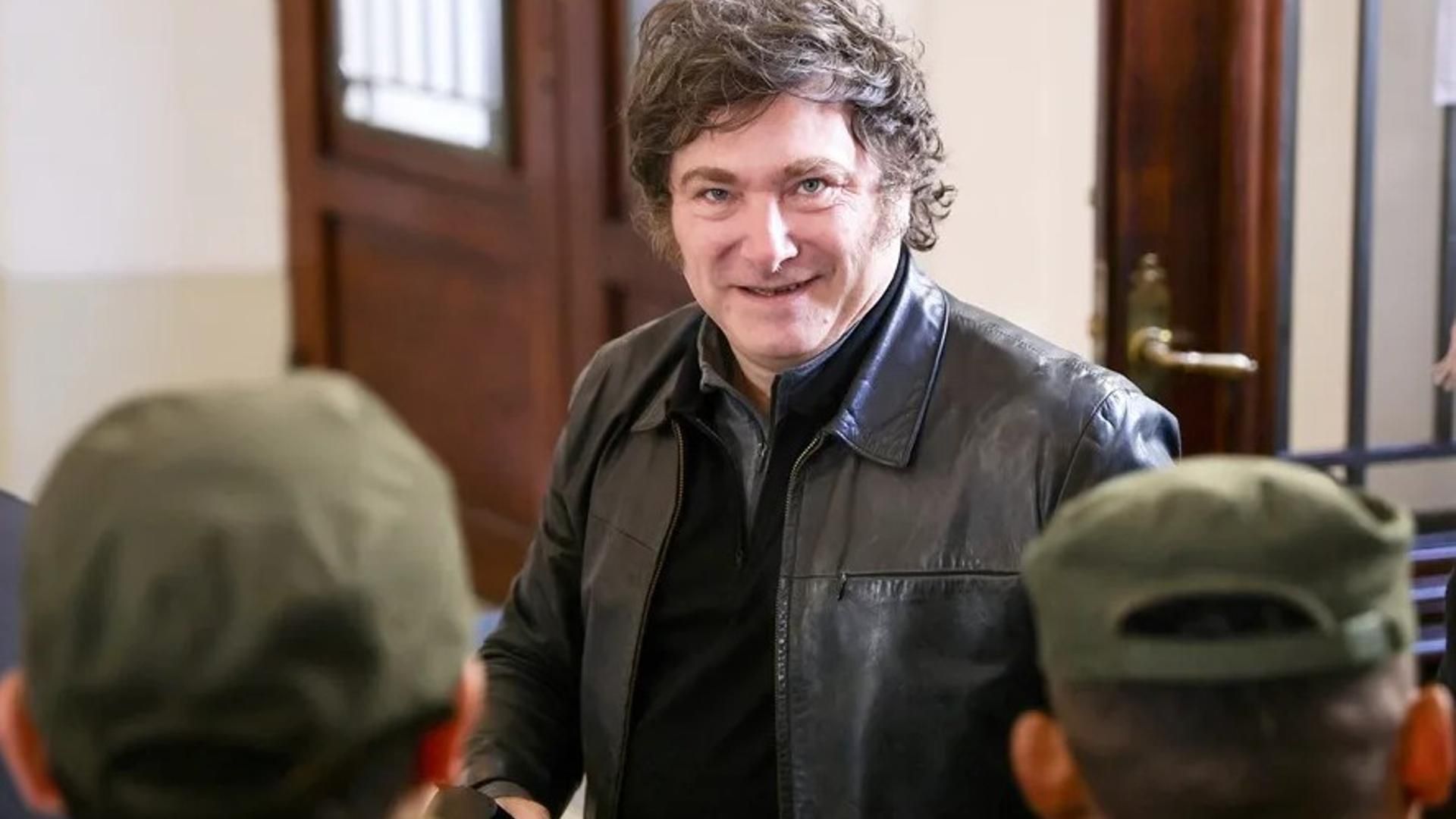 El presidente de Argentina, Javier Milei, a su llegada para votar en las elecciones legislativas de 2025 este domingo, en Buenos Aires (Argentina).