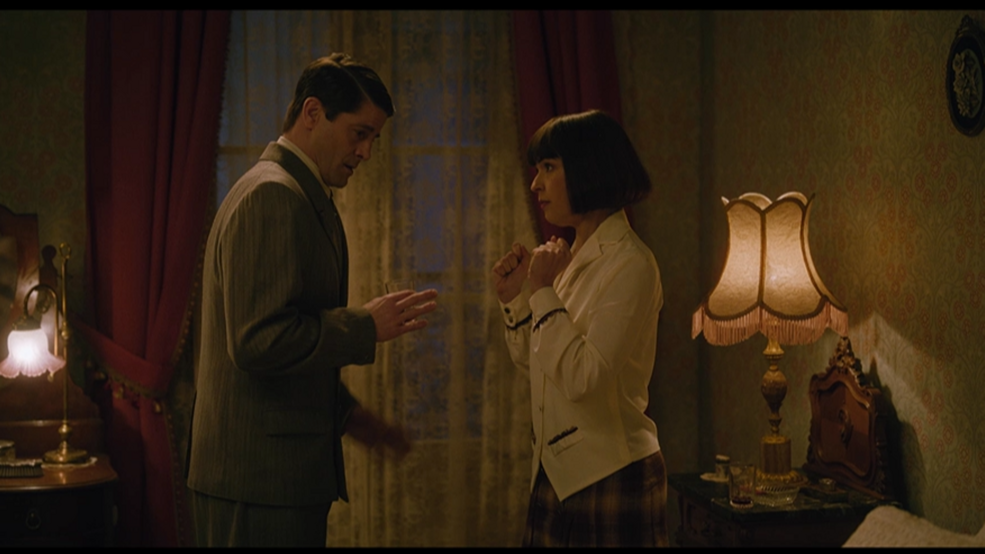 Elena le cuenta toda la verdad sobre su vida a Julio: "Mi nombre no es exactamente mi nombre"