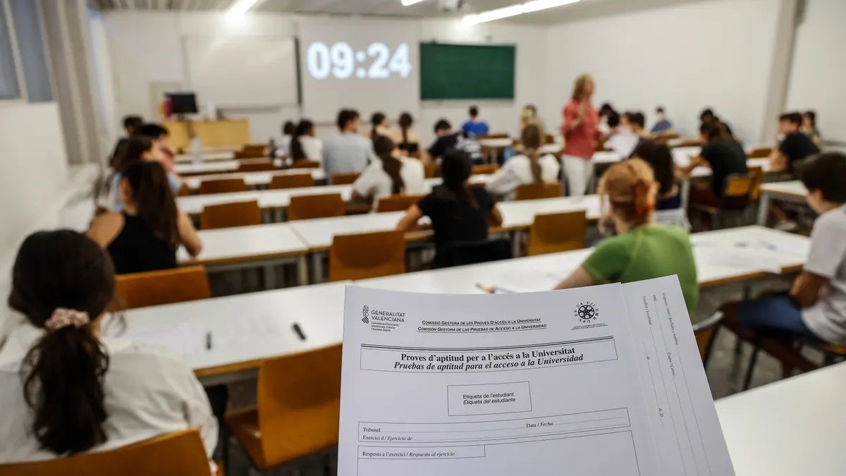 Estudiantes examinandose de las pruebas de acceso a la universidad