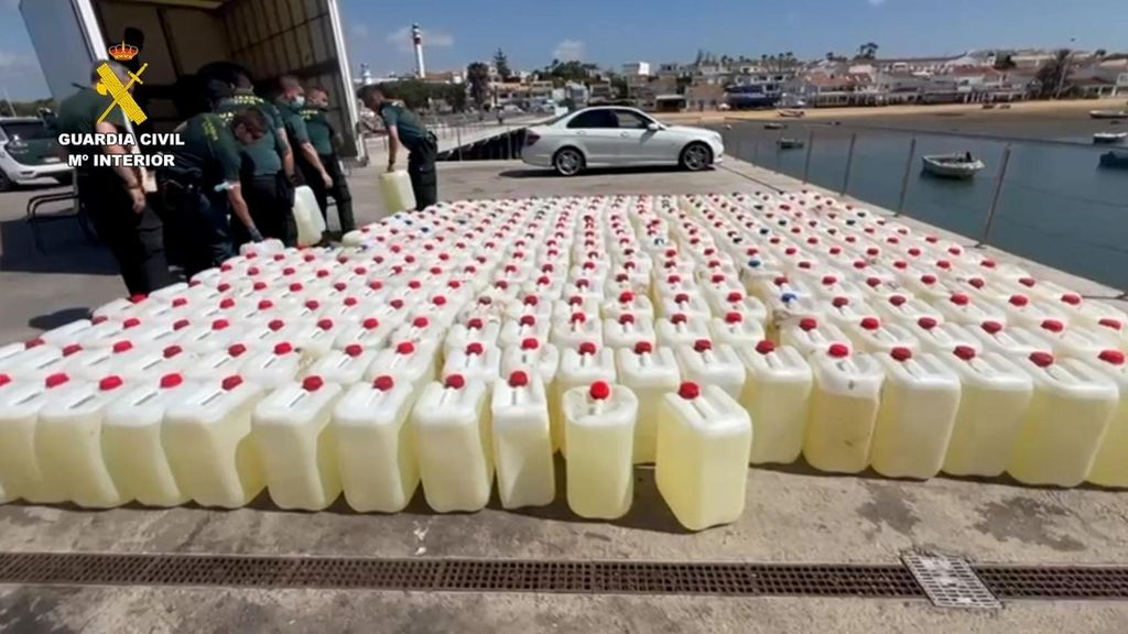 Intervenido un velero cargado de garrafas de combustible para suministro al narcotráfico