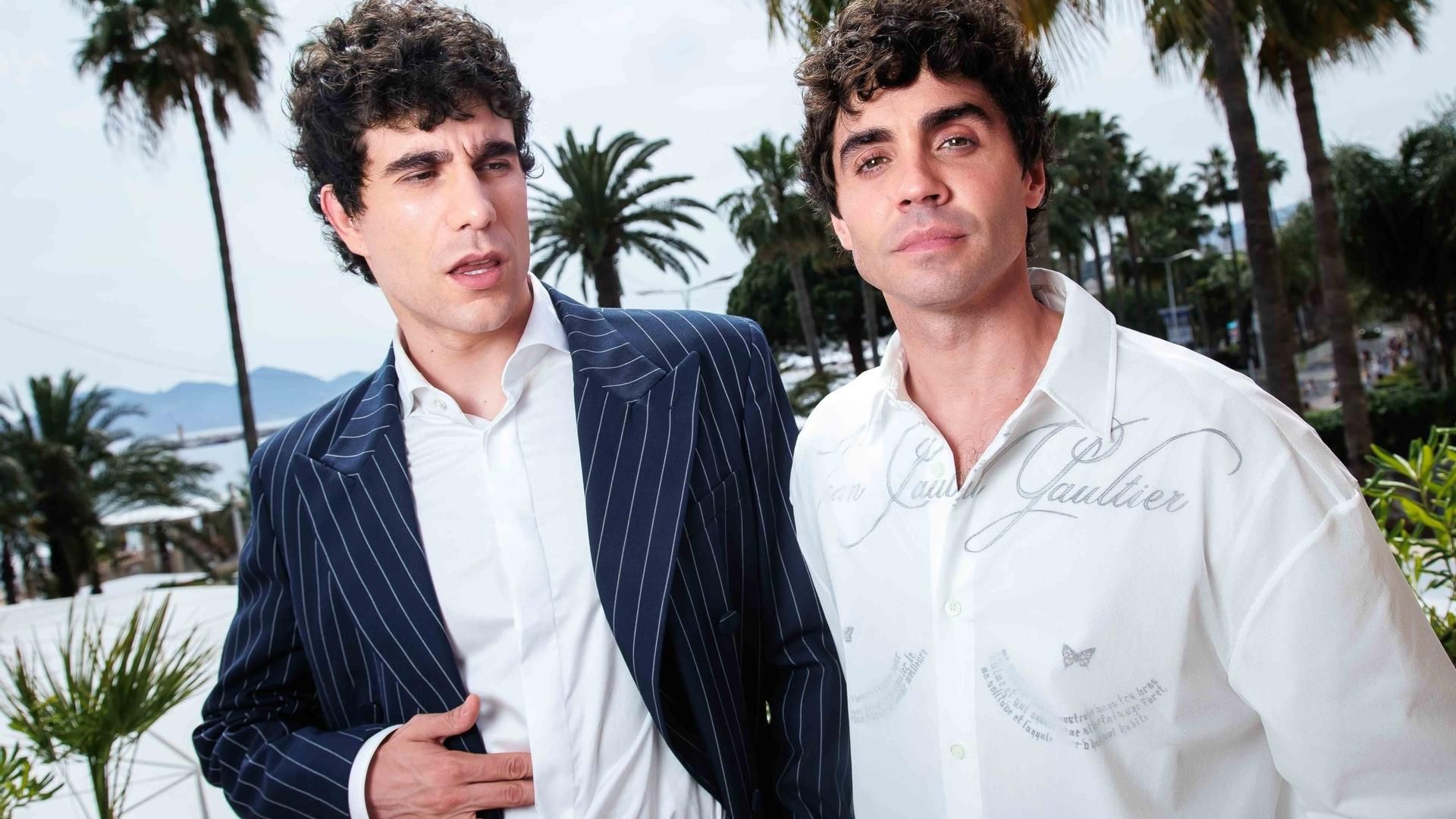 Javier Calvo y Javier Ambrossi, 'Los Javis', en la presentación en Cannes, Francia, de su nueva película 'La Bola Negra'