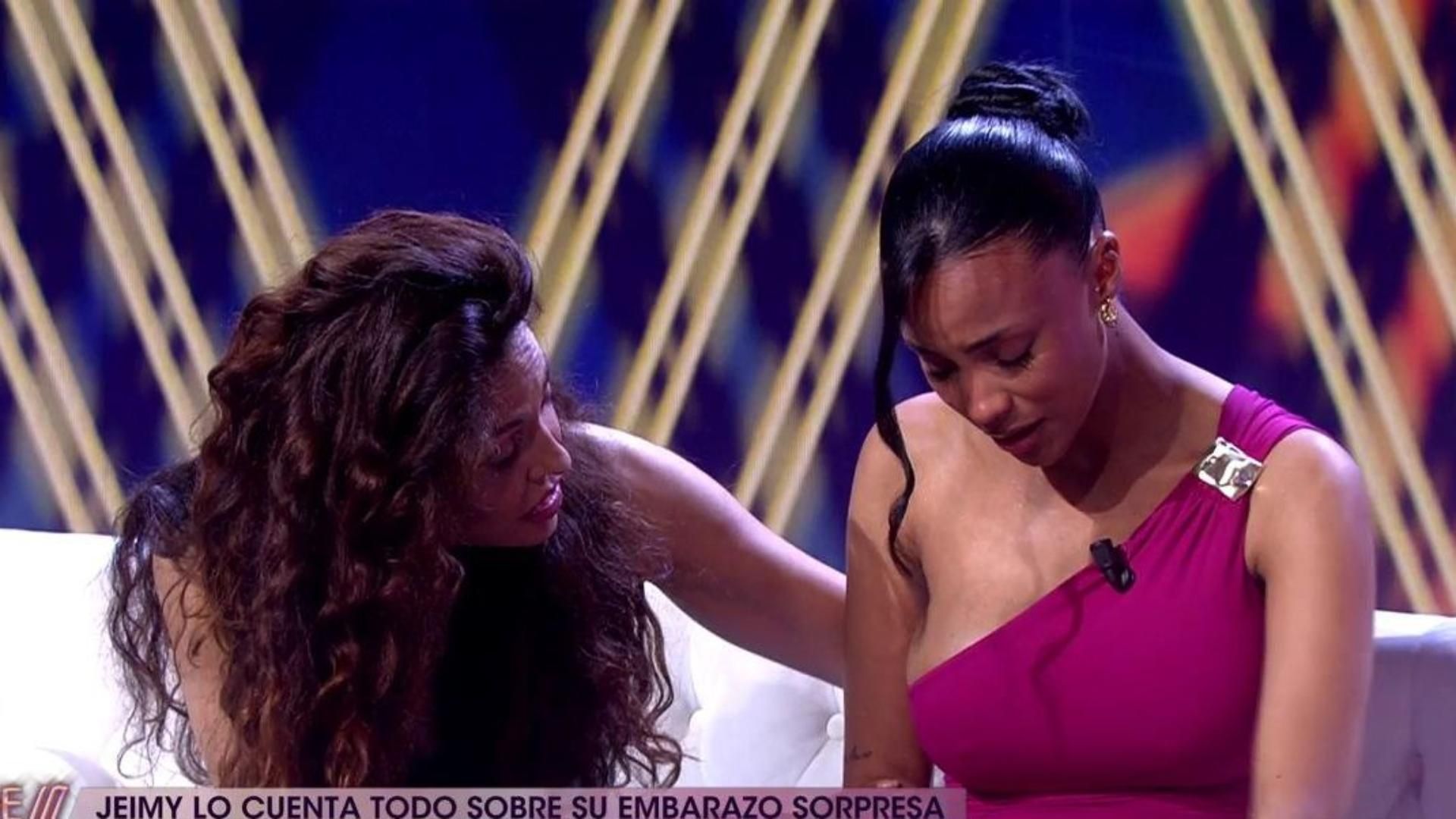 Jeimy Báez revela entre lágrimas la identidad del famoso padre de su bebé: "Espero que me crea" ¡De viernes! Top Vídeos 464