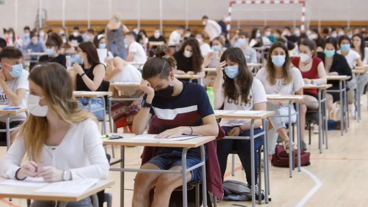 Jóvenes listos para hacer el examen de acceso a la universidad