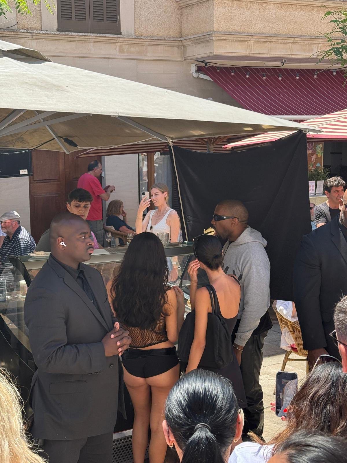 Kanye West, Bianca Censori y su hermana compran helados en Mallorca