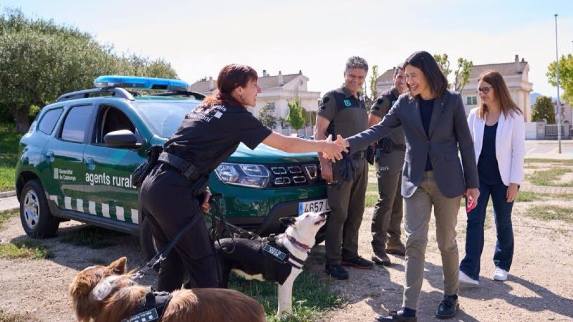 La consellera de Interior y Seguridad Pública, Núria Parlon, con Agents Rurals de la Generalitat