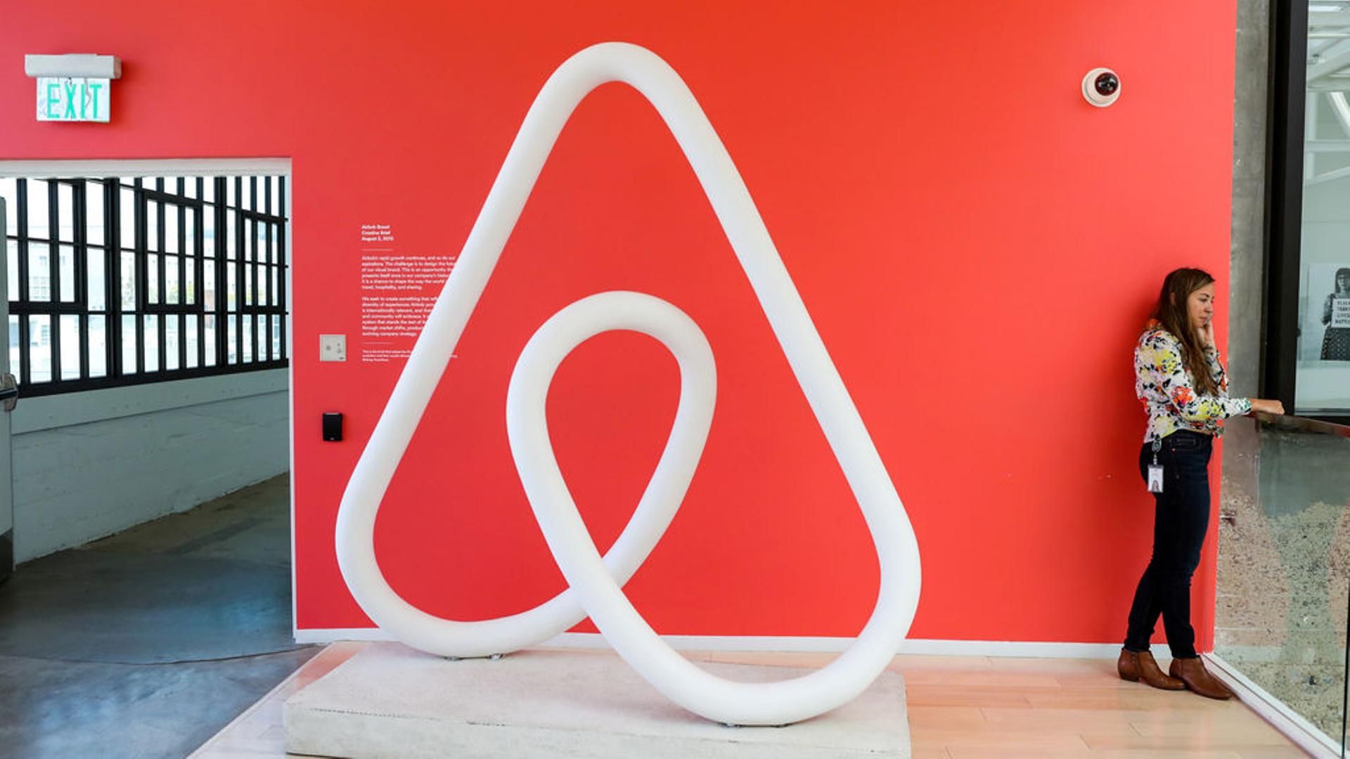 La crisis de Airbnb ante el coronavirus: nuevo préstamo para salvarse y alojamiento para sanitarios