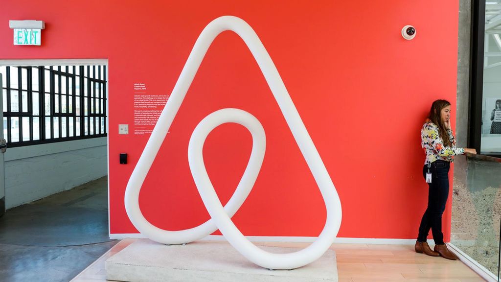 El Gobierno impone a Airbnb el bloqueo de más de 65.000 anuncios ilegales de pisos turísticos