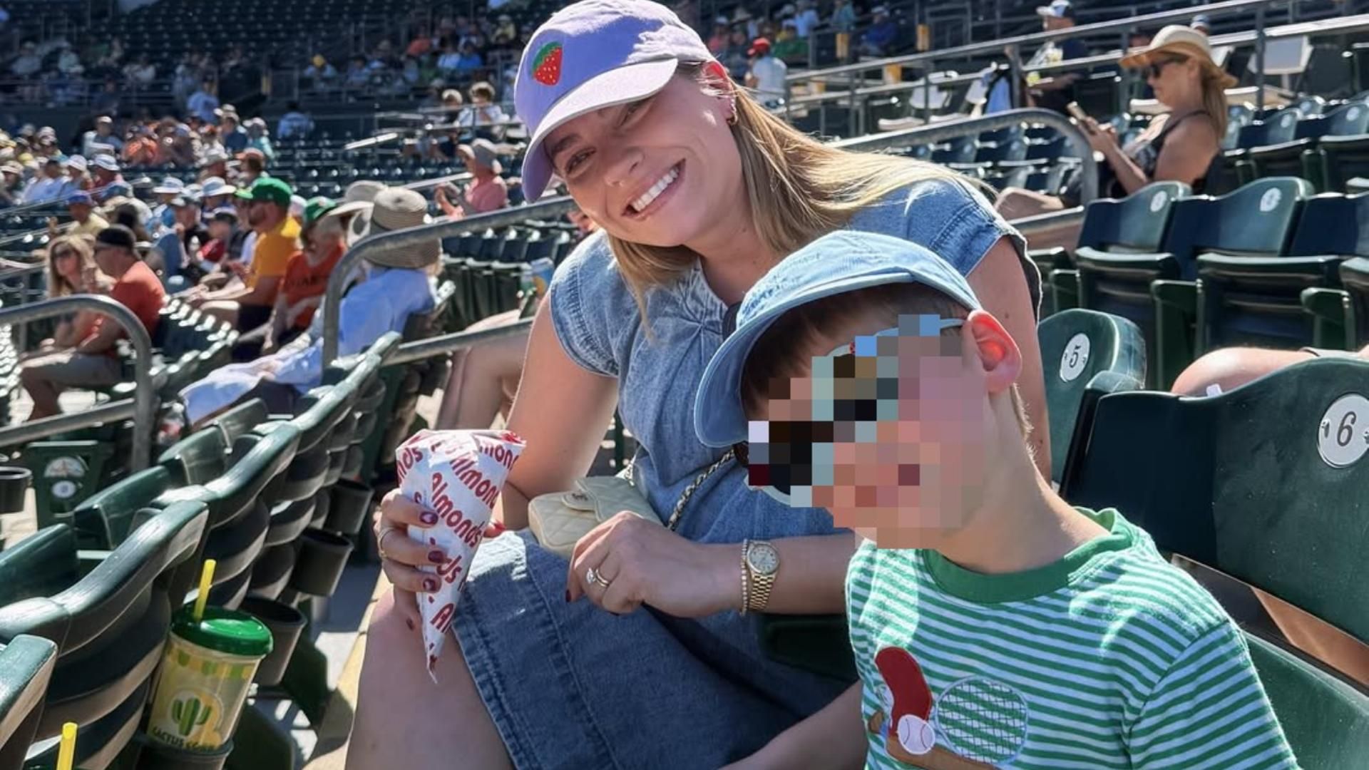 La influencer Emilie Kiser y su hijo, Trigg Kiser.