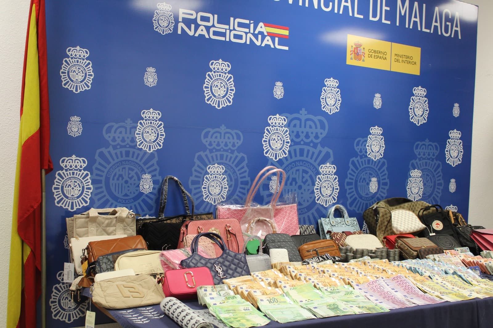 Material y dinero intervenico por la Policía Nacional en Málaga