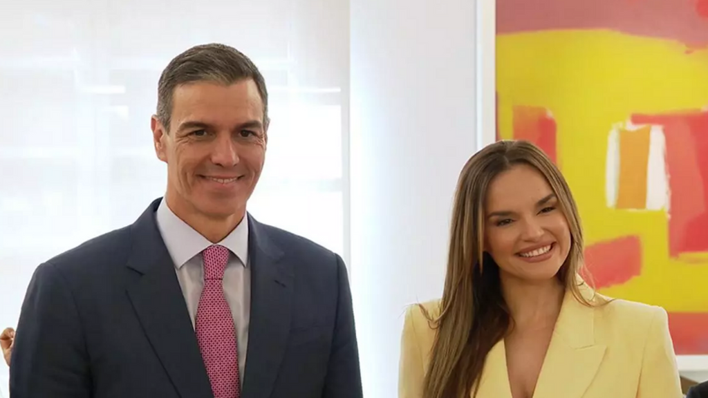 Pedro Sánchez con Melody en la Moncloa