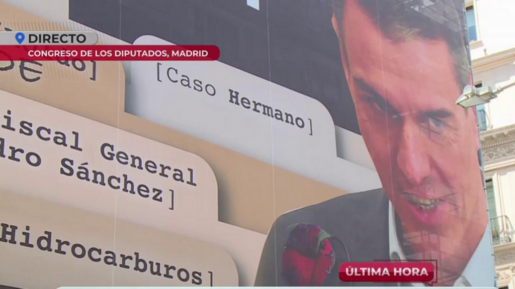 Última hora: Despliegan una lona frente del Congreso de los Diputados llamando “corrupto” a Pedro Sánchez