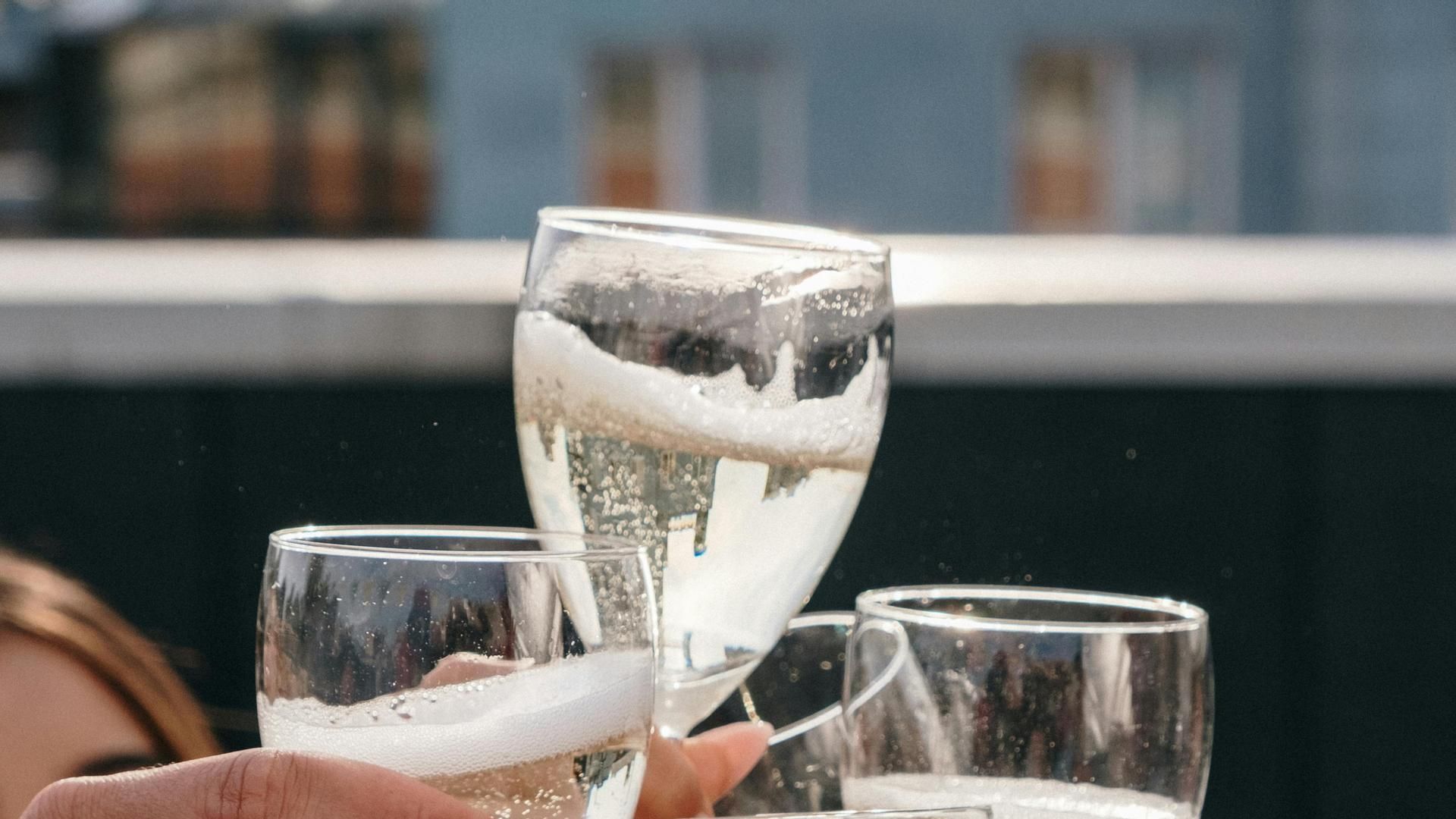 Un brindis entre jóvenes con alcohol Un brindis entre jóvenes con alcohol