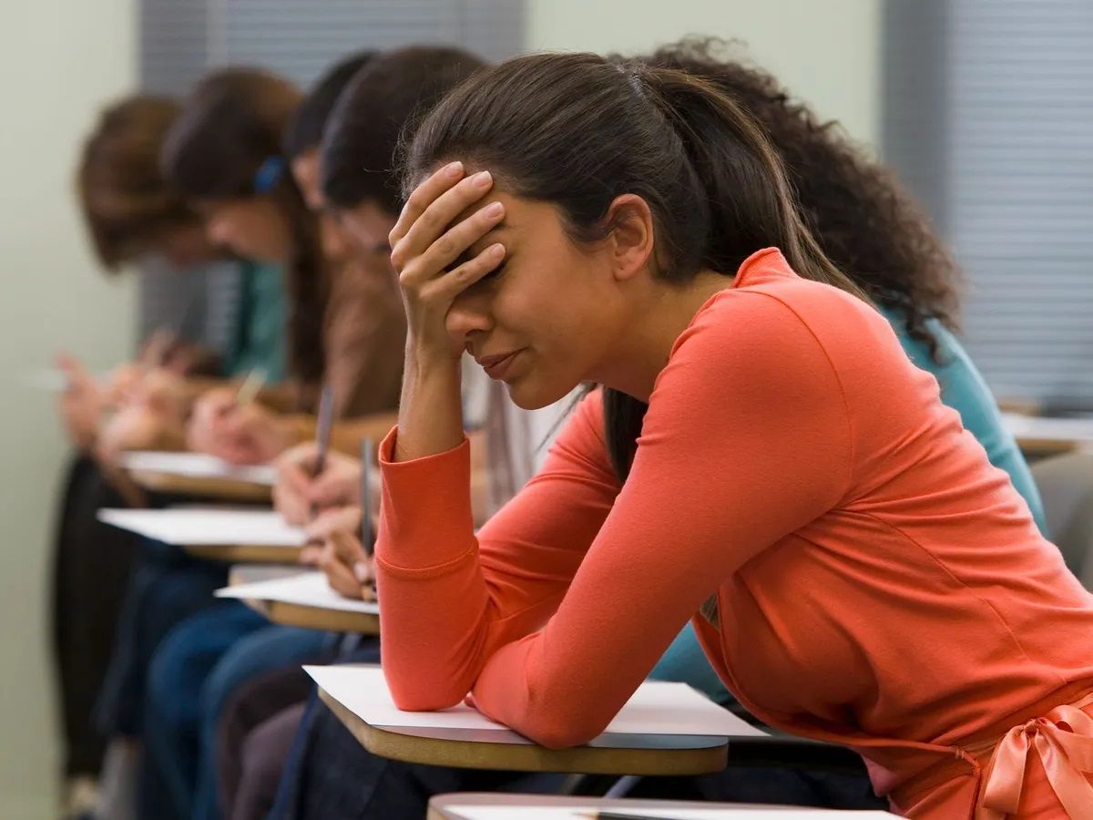 Una estudiante estresada ante su examen de acceso a la universidad Una estudiante estresada ante su examen de acceso a la universidad