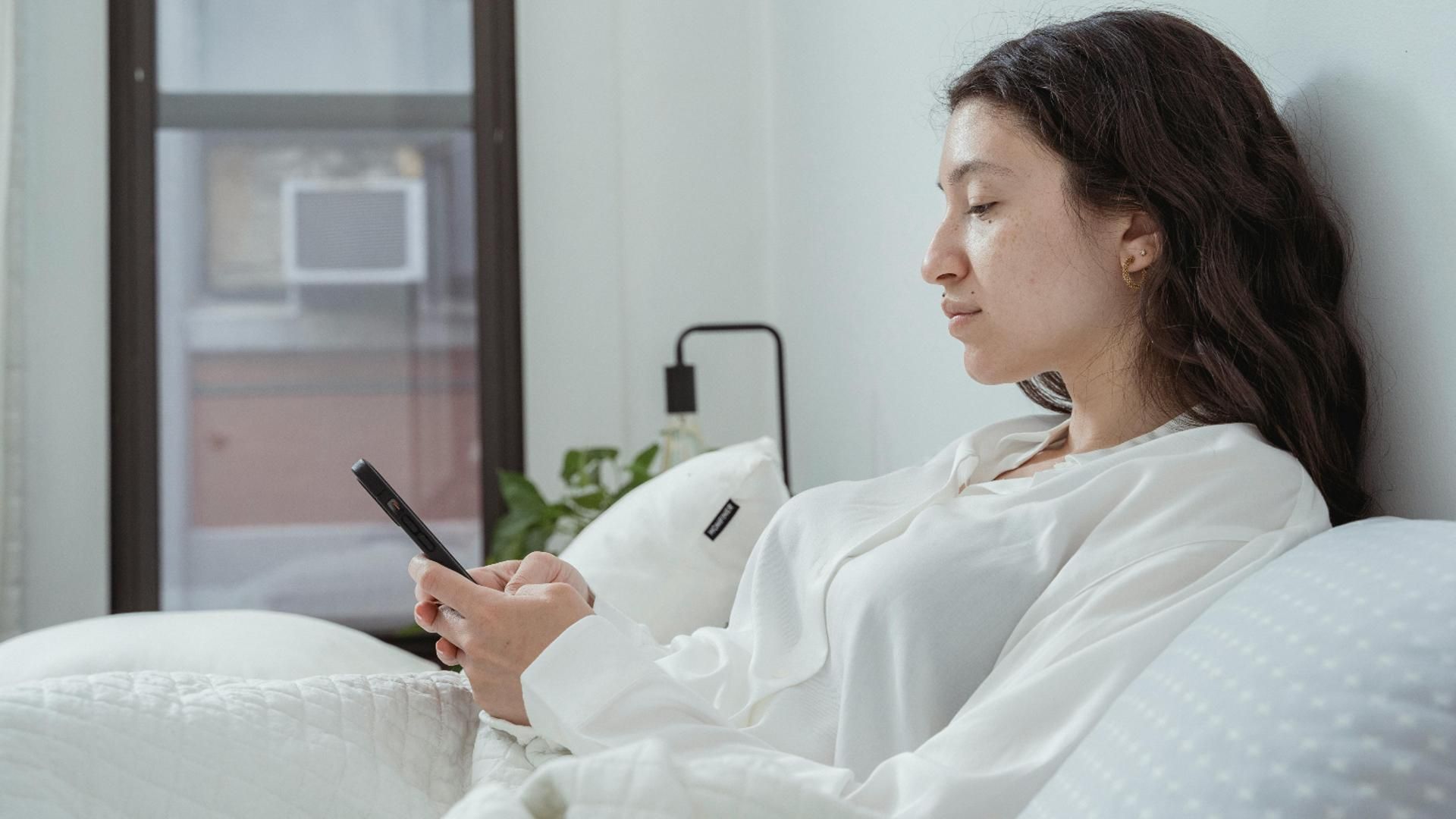 Una mujer mirando el teléfono móvil