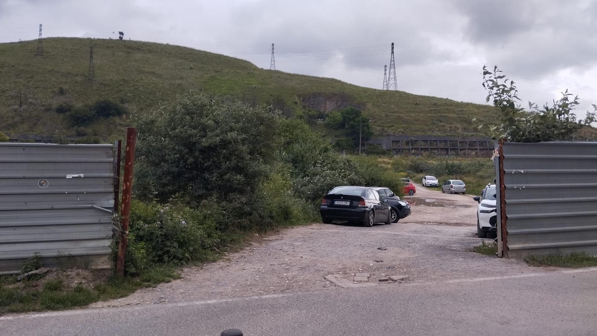 Valla metálica que da acceso a la explanada y cerca de la cual fue encontrada la víctima mortal