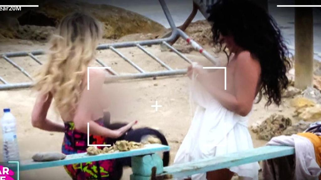 Sonia y Selena, pilladas en toples durante una sesión de fotos en la paya