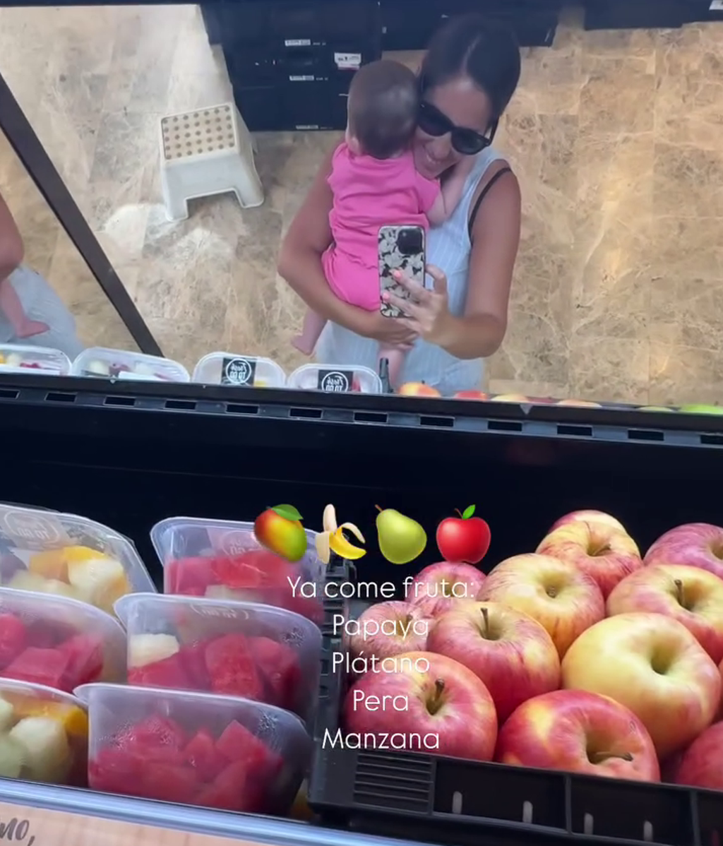 Anabel Pantoja, en la frutería con su hija
