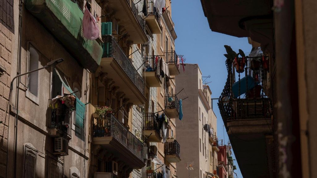 Archivo - Mitma incorpora tres nuevas actuaciones para levantar 880 viviendas en Sevilla, Soria y Barcelona. En la imagen la fachada de un edificio de viviendas en Barcelona.