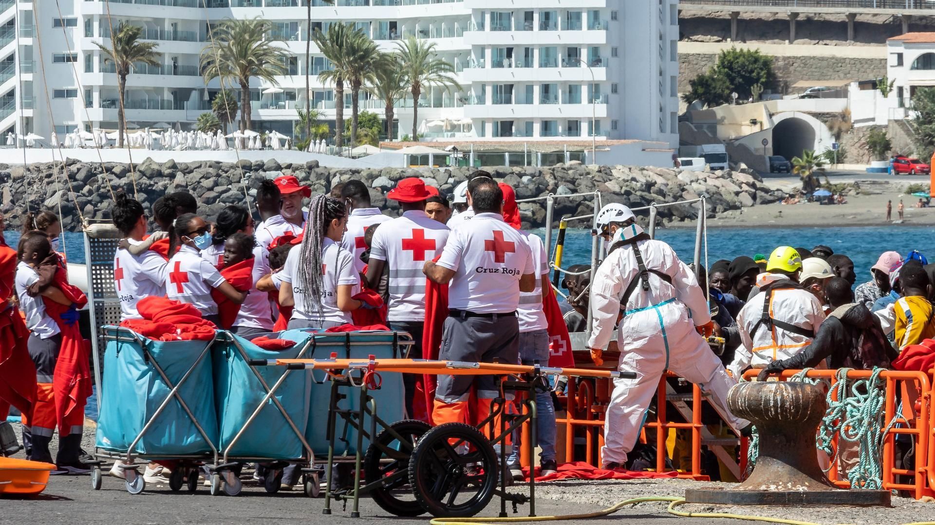 Archivo - Varios migrantes son atendidos por los Servicios de Emergencias en el Muelle de Arguineguín, a 28 de agosto de 2024, en Gran Canaria, Canarias (España). Salvamento Marítimo ha rescatado un cayuco a la deriva con unos 120 migrantes subsaharianos, Archivo - Varios migrantes son atendidos por los Servicios de Emergencias en el Muelle de Arguineguín, a 28 de agosto de 2024, en Gran Canaria, Canarias (España). Salvamento Marítimo ha rescatado un cayuco a la deriva con unos 120 migrantes subsaharianos,