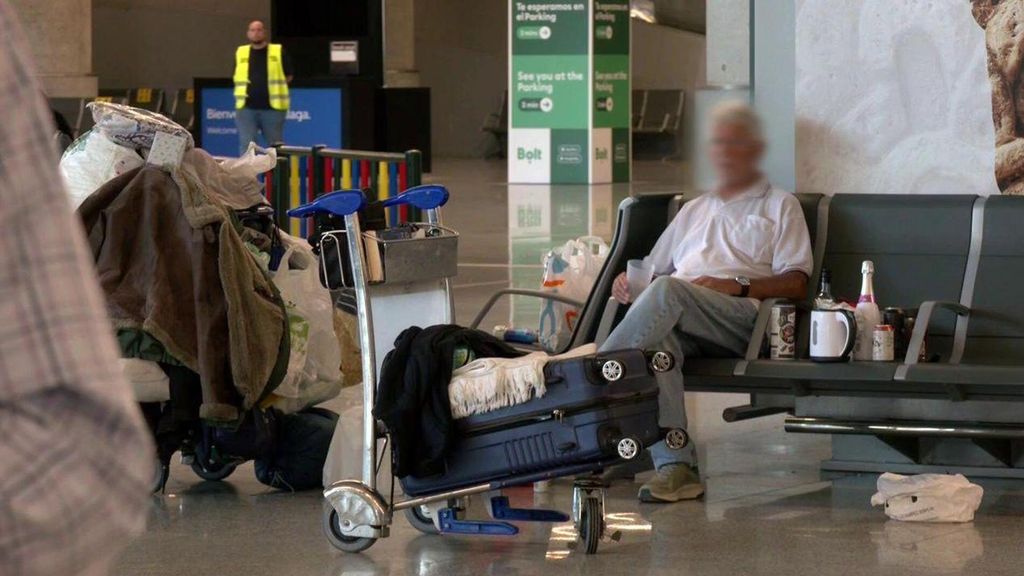El aeropuerto de Málaga, refugio de medio centenar de 'sin techo': "Ellos quieren vivir aquí"