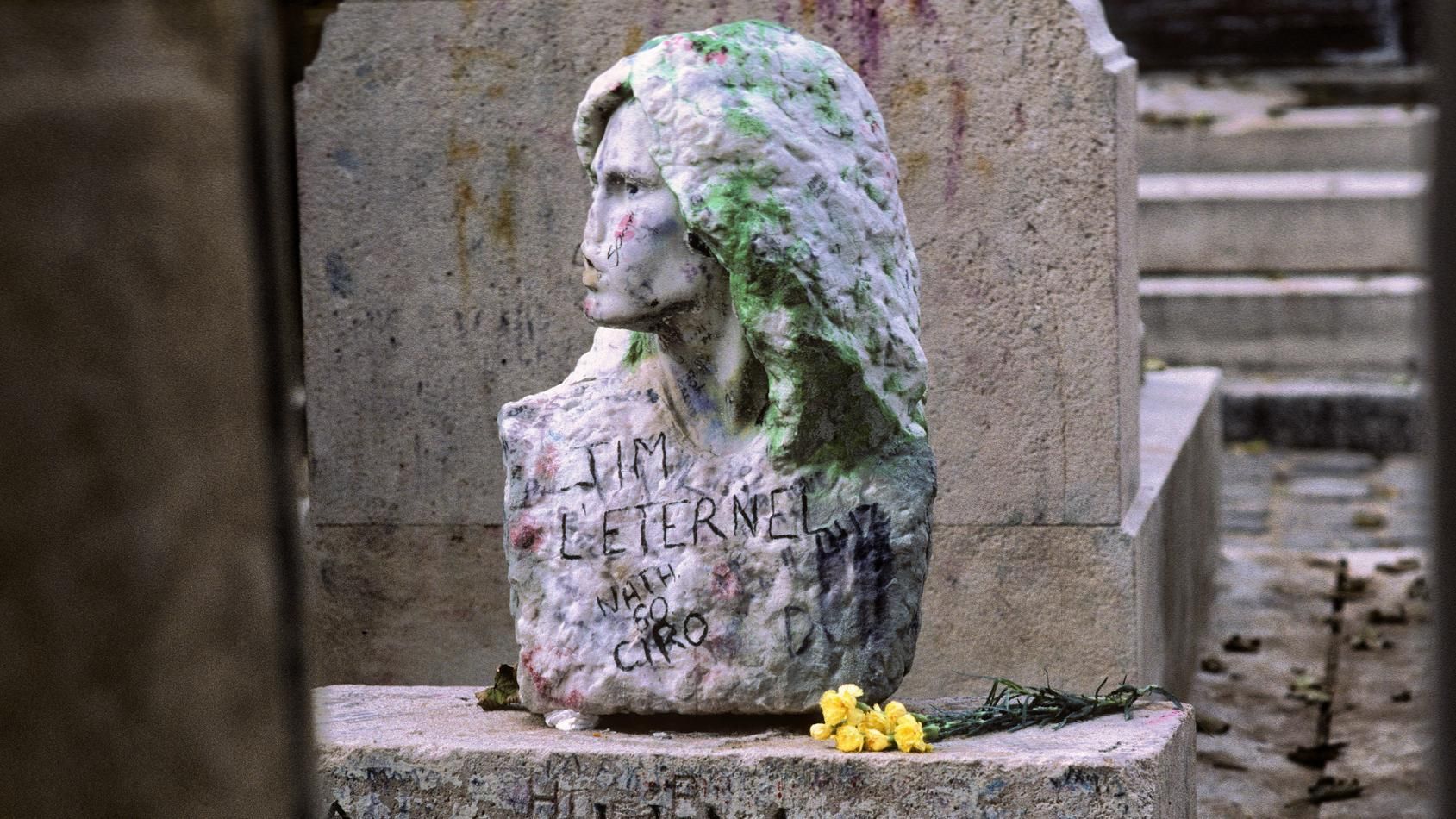 El busto robado de la tumba de Jim Morrison