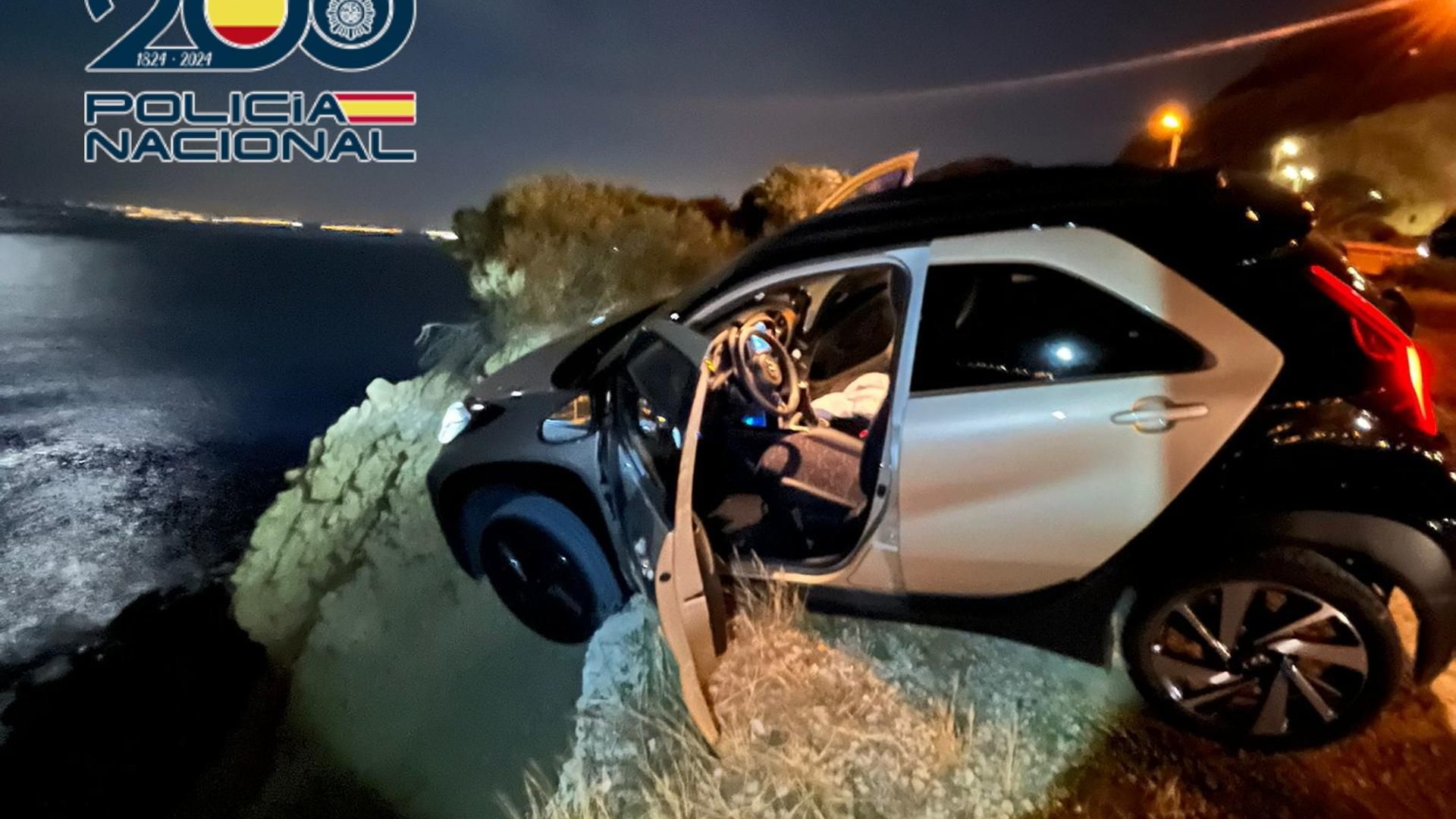 El coche quedó al borde del precipicio