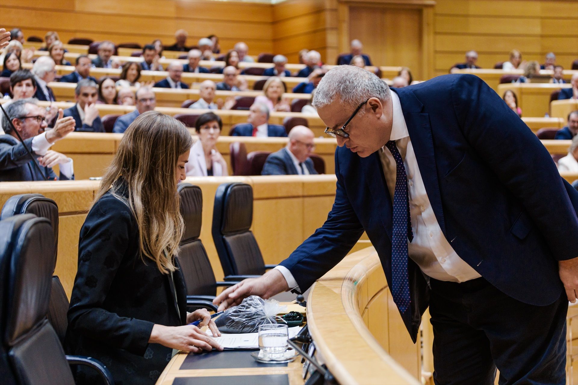 El momento en el que ponen la bolsa en la mesa de la ministra.
