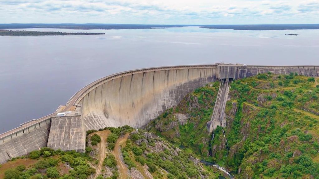 Espectacular imagen del embalse de Almendra, Salamanca, completamente lleno de agua