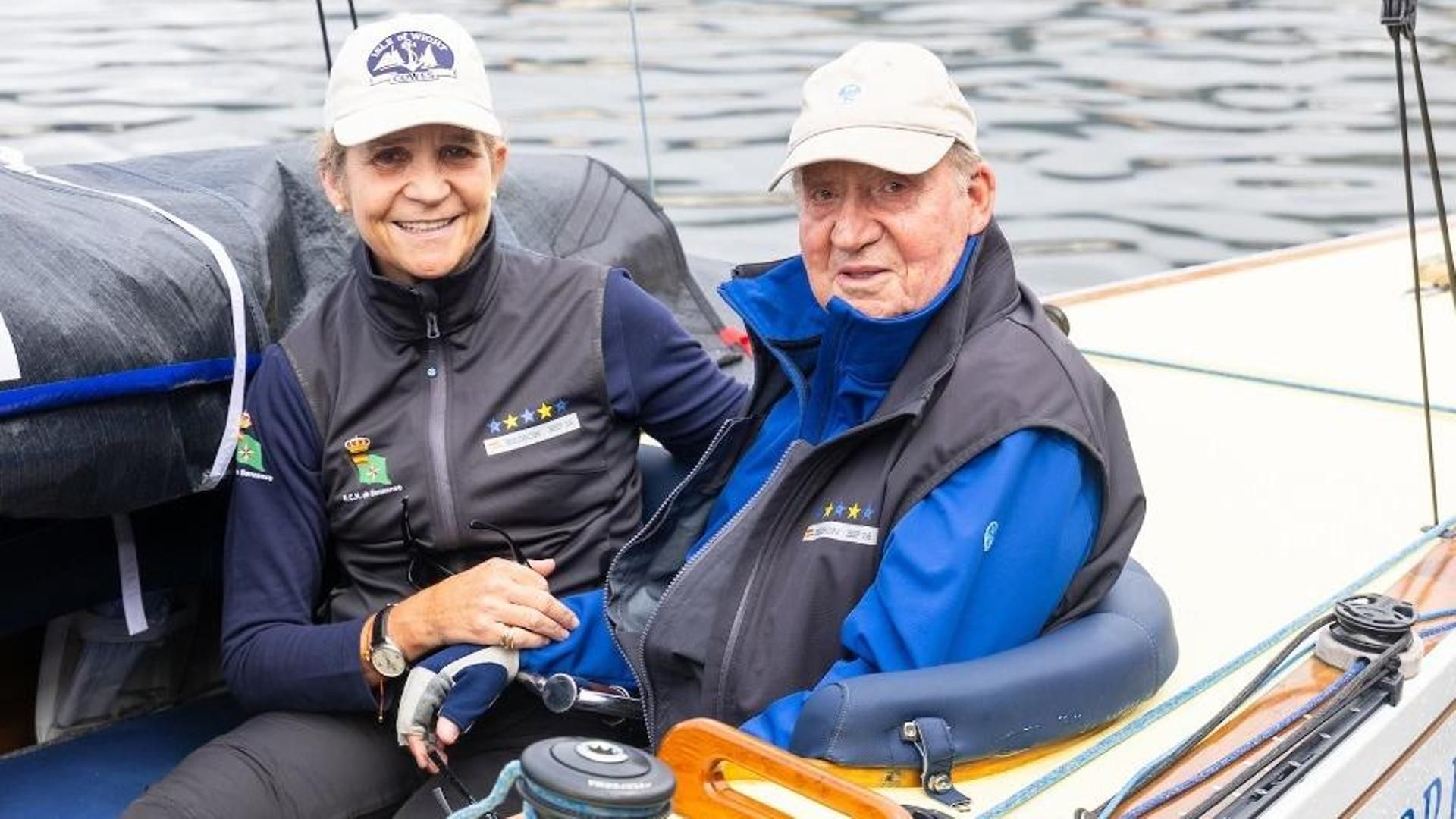 Doña Elena y el rey Juan Carlos, de lo más cómplices en una jornada de regatas en Sanxenxo