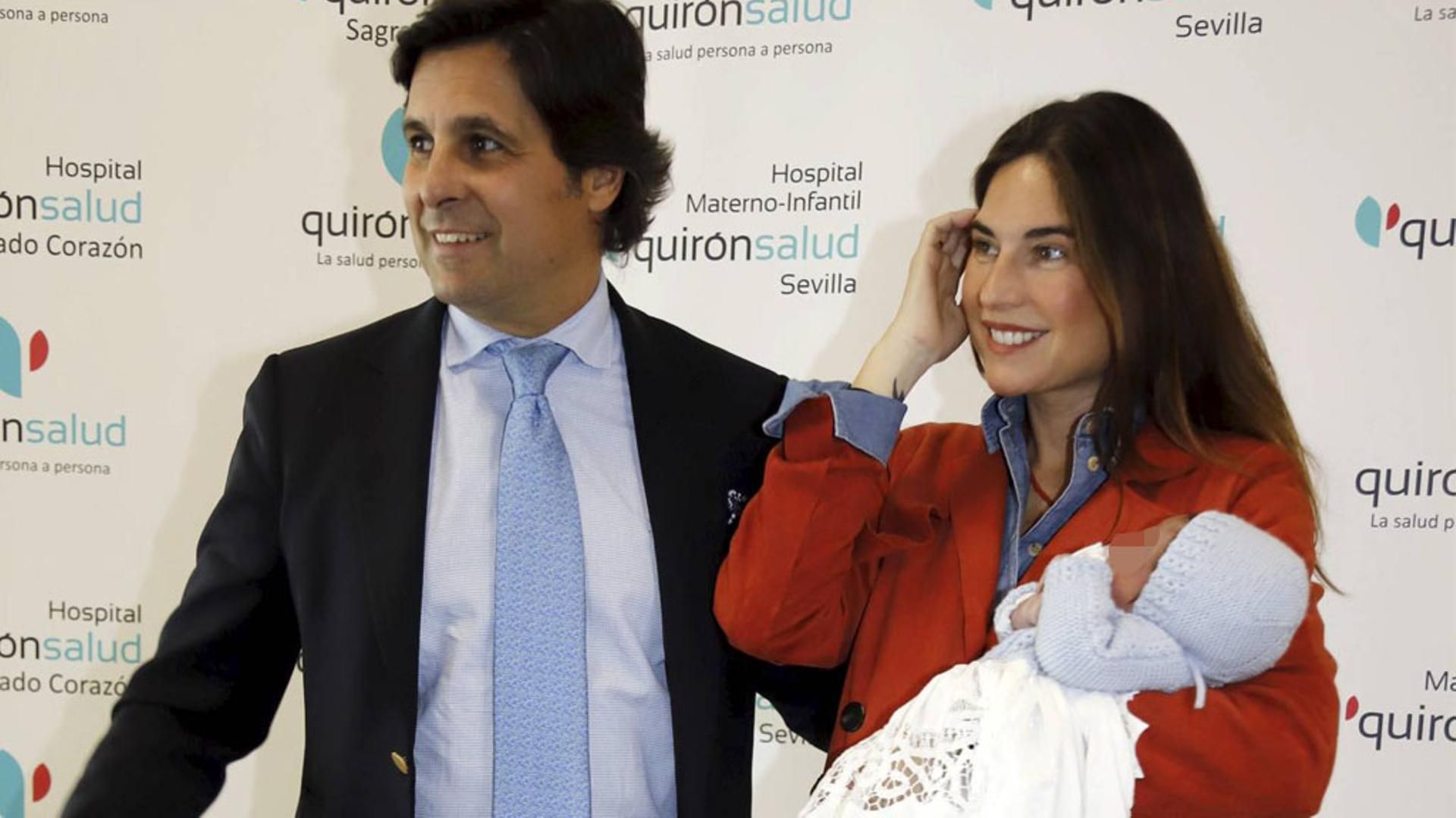 Fran Rivera y Lourdes Montes, con su hijo pequeño Fran Rivera y Lourdes Montes, con su hijo pequeño