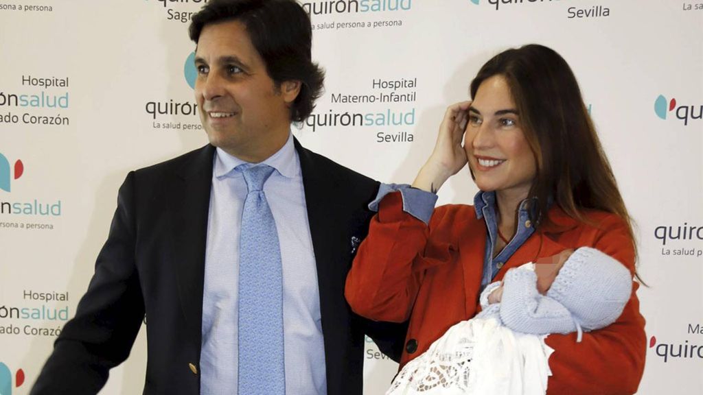 Fran Rivera y Lourdes Montes, con su hijo pequeño