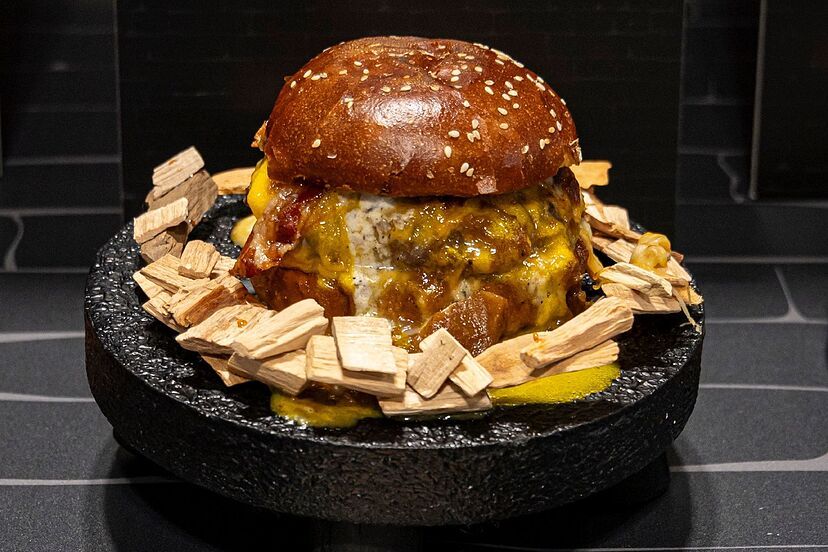 Hamburguesa con pan de pretzel y bacon laqueado