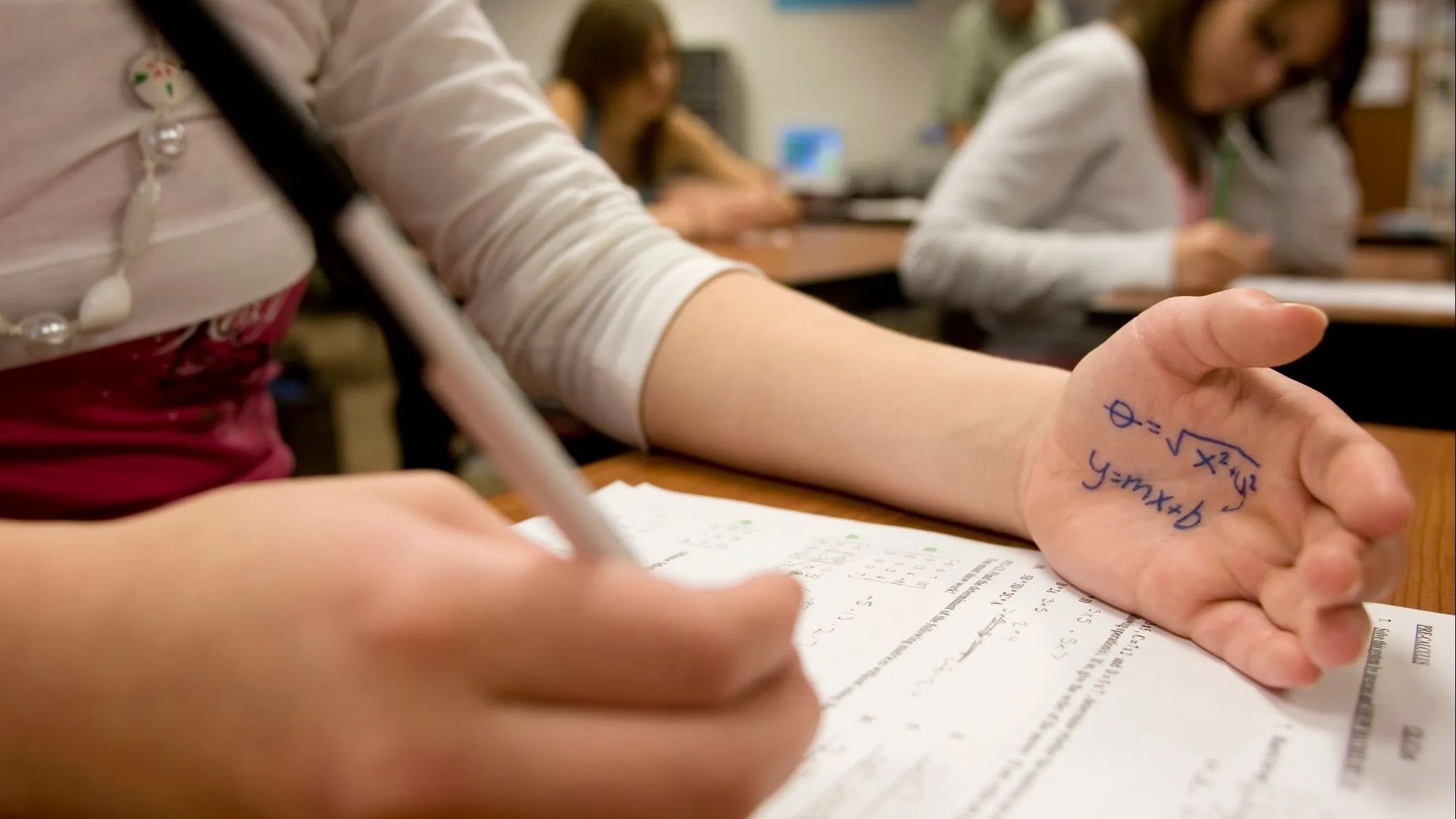 La chuleta apuntada en la mano