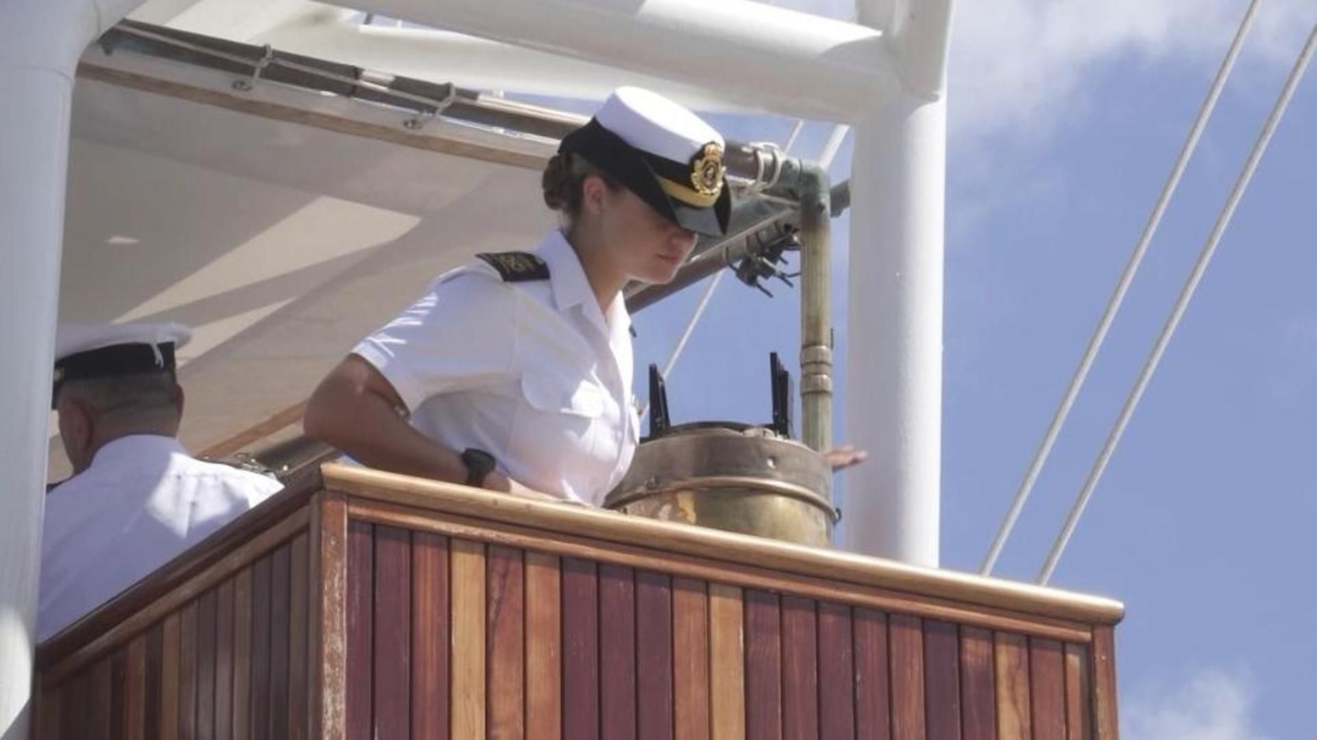 Leonor, en la torre de control de Elcano al llegar a Santo Domingo