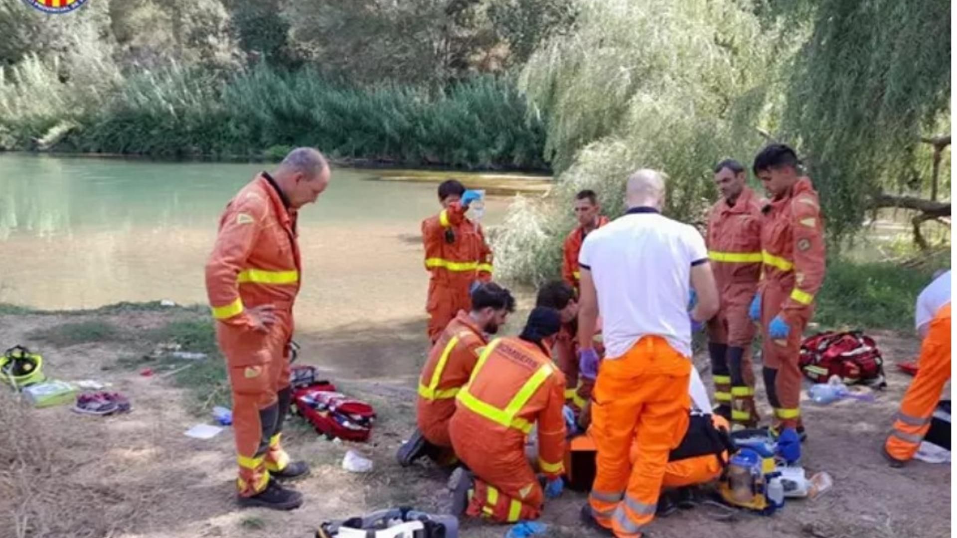 Los servicios de emergencia tratando de reanimar a un ahogado en el río Manises. Archivo