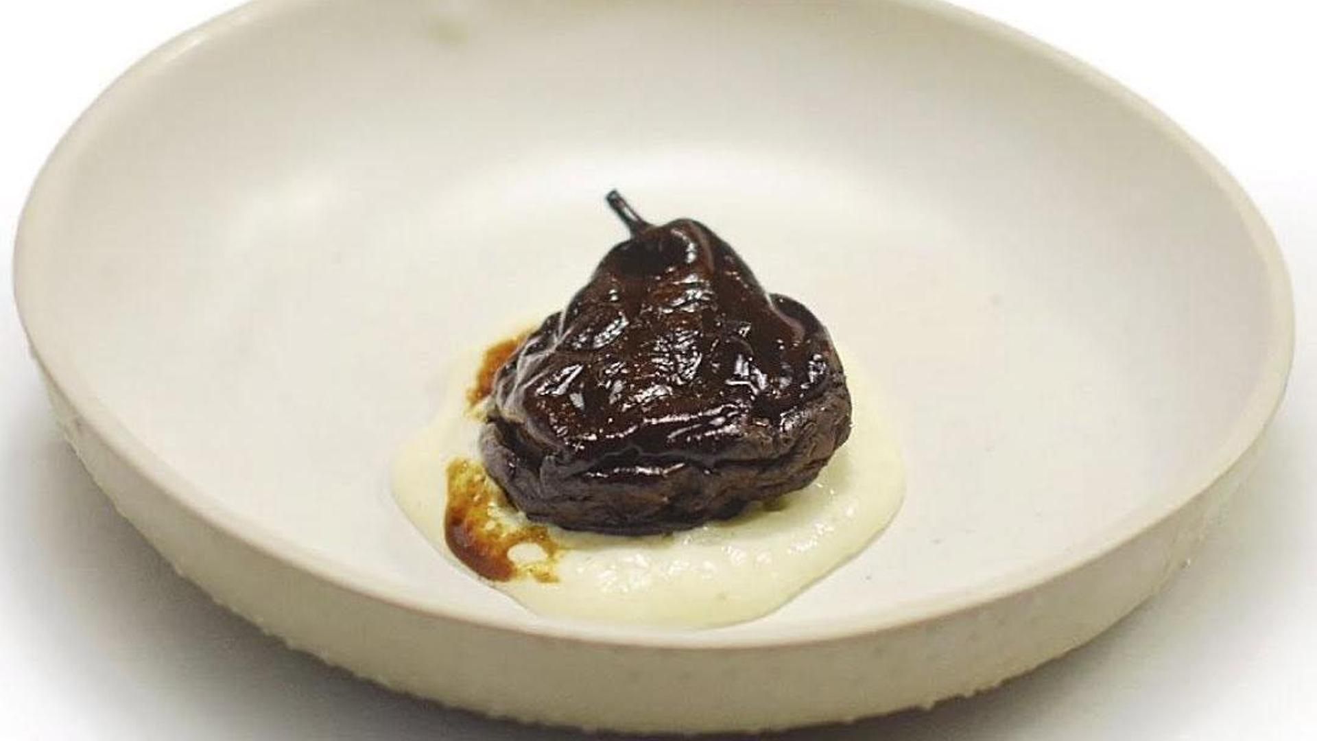 Pera y piel de anguila ahumada, uno de los platos más reconocidos de Bagá