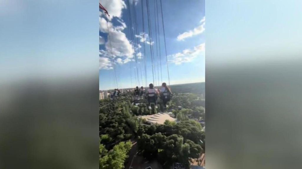 Susto en el parque de atracciones: la atracción más alta se queda parada a 80 metros de altura por un problema técnico