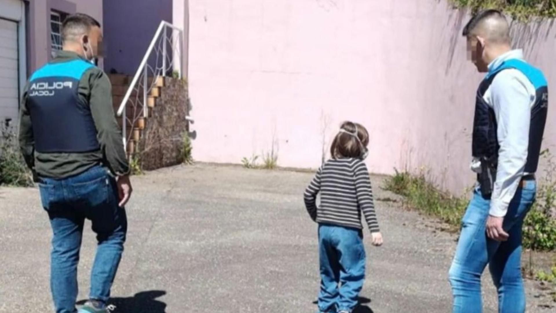 Uno de los niños con los agentes que acudieron a a casa en Oviedo