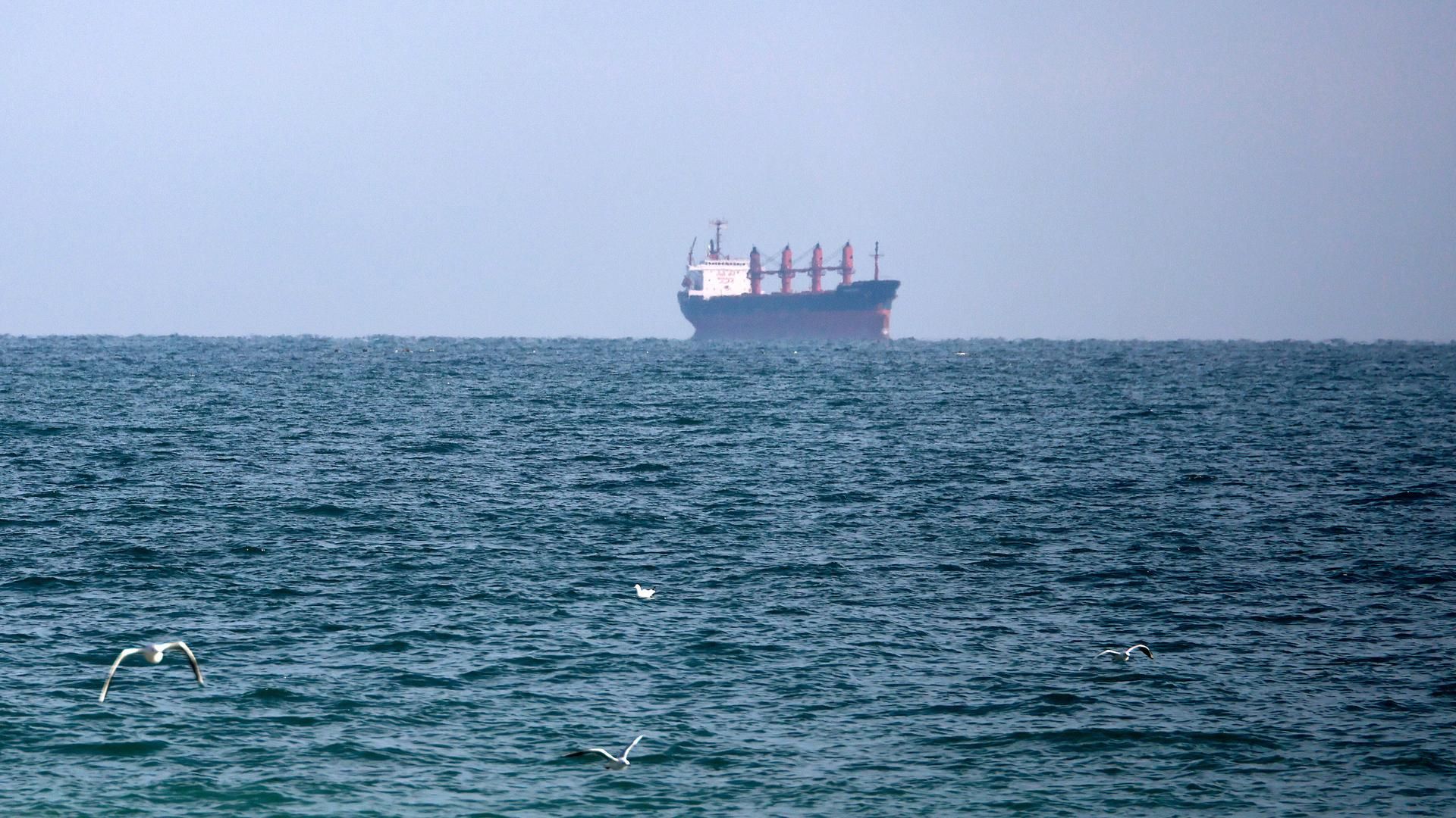 Uno de los barcos de la conocida como 'flota fantasma' rusa con los que Rusia sortea las sanciones internacionales
