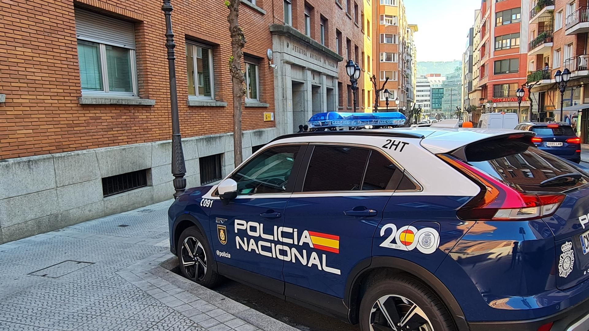 Vehículos policiales en la comisaría de la Policía Nacional de Bilbao