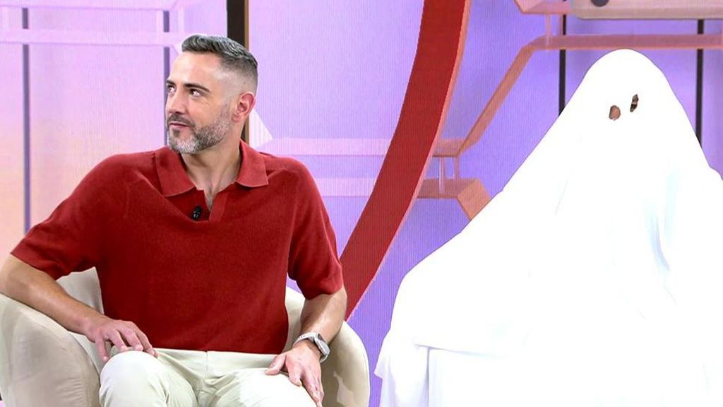 Un invitado se viste de fantasma para reprocharle a su amigo el motivo de su desaparición: "Quiero que me des una explicación"