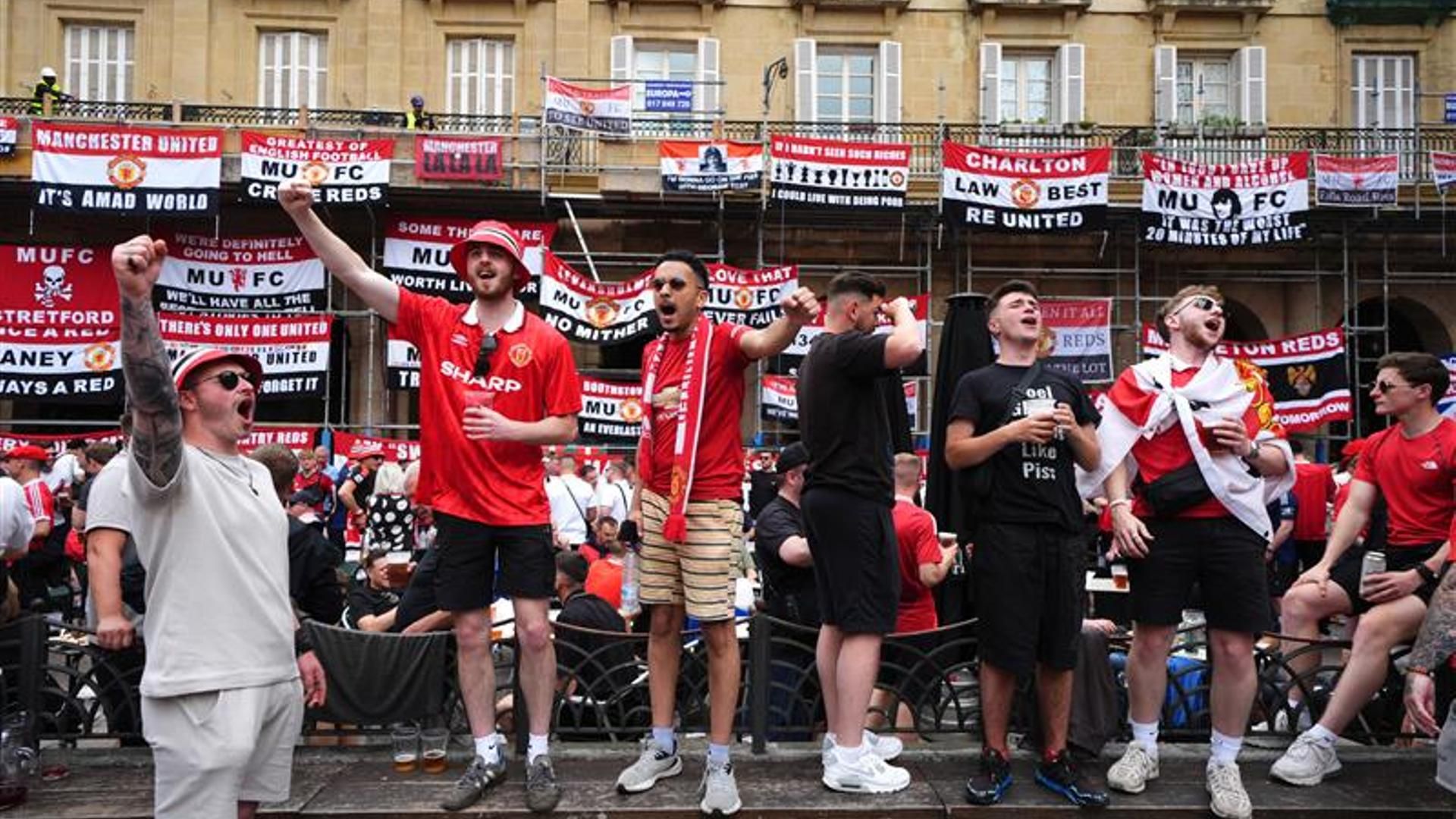 Aficionados del Manchester United en Bilbao.