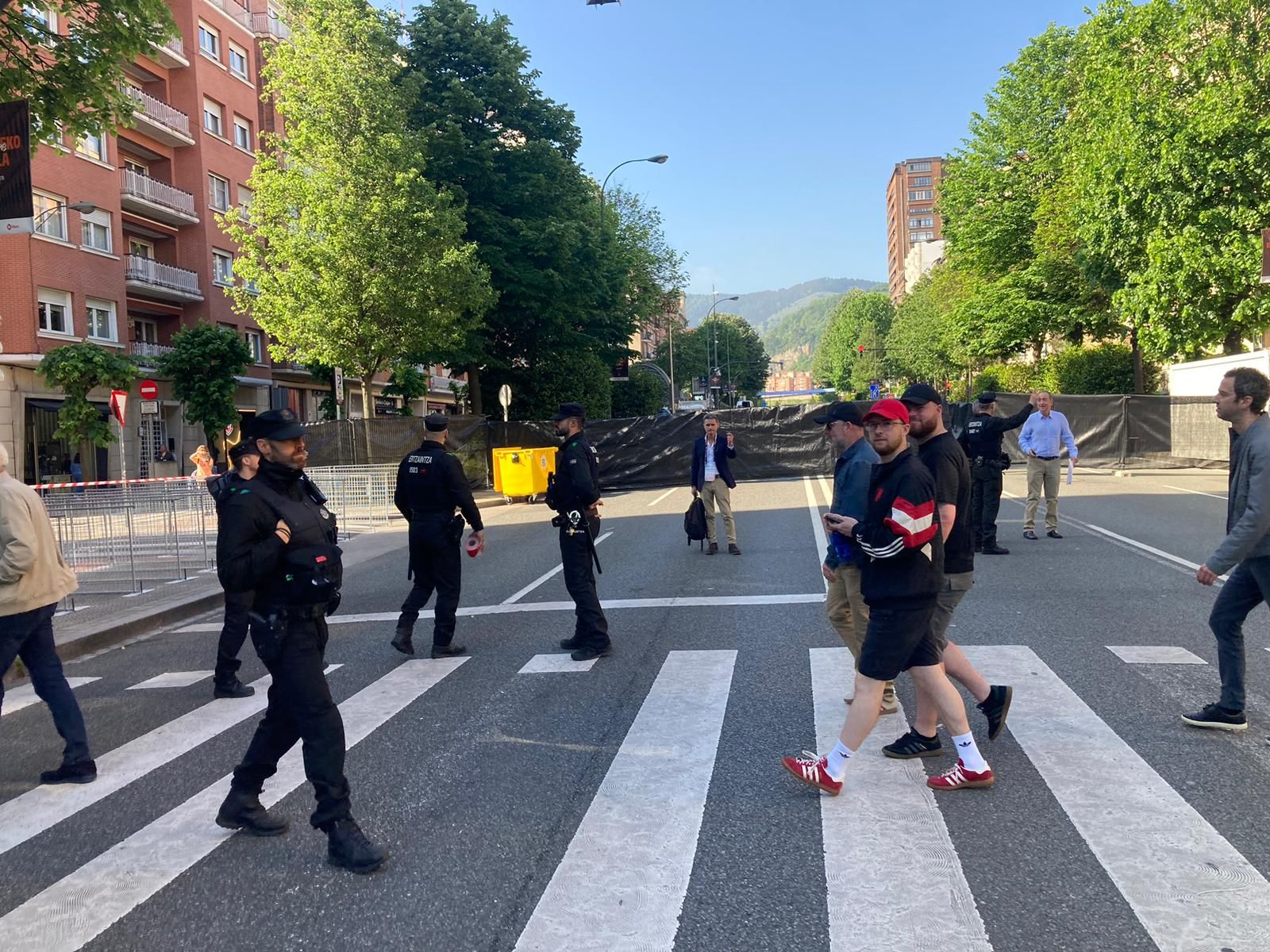 Agentes y viandantes en un paso de cebra de Bilbao durante la mañana del día de la final