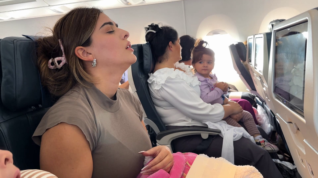 Así ha sido la llegada de Los Jiménez a México: del miedo de La Rebe en el avión a su reacción al descubrir sus habitaciones