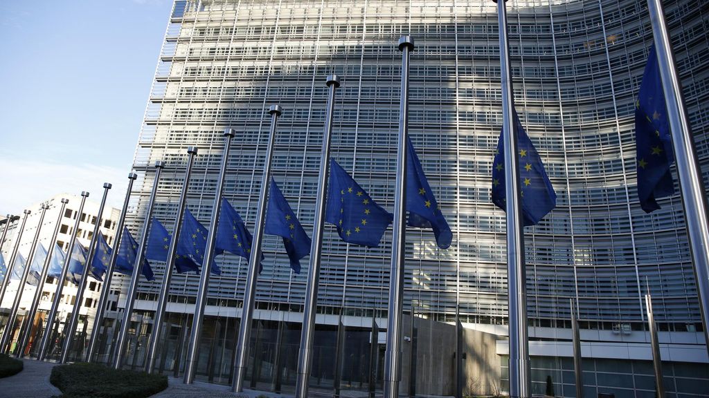 Banderas de la UE ante la sede de la Comisión Europea en Bruselas