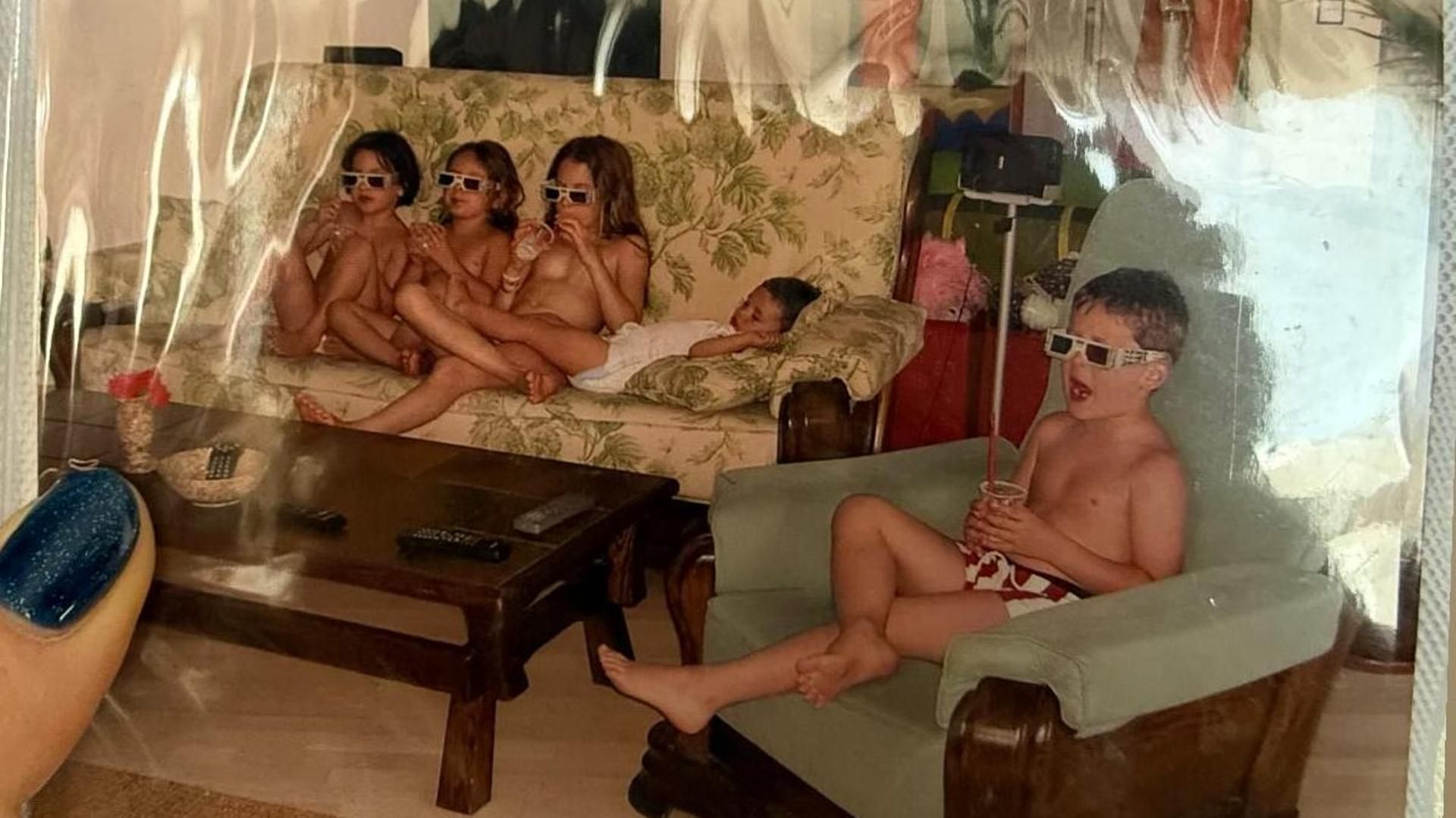 Belén Écija con su hermana y sus primos durante su infancia