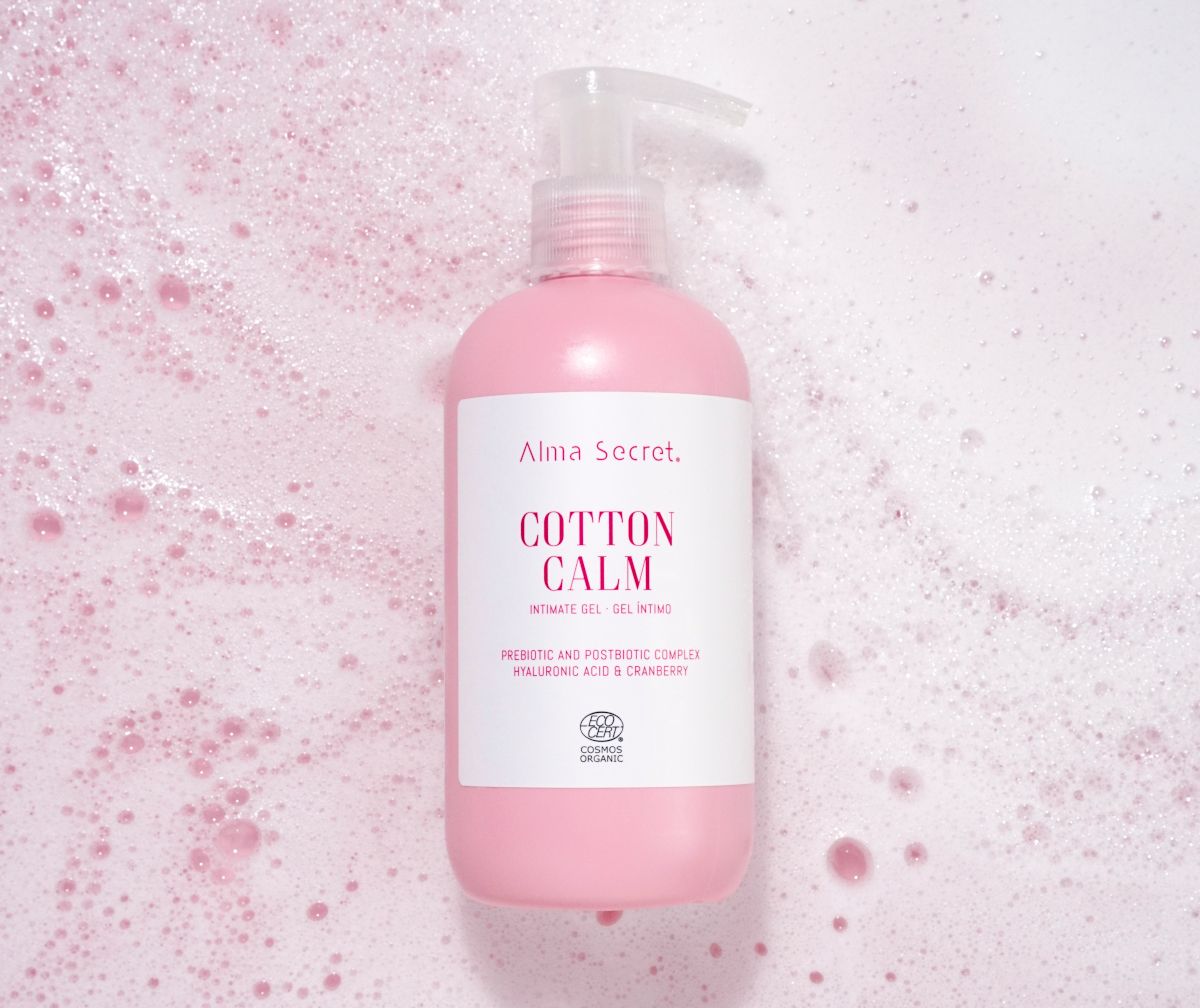 Cotton Calm, de Alma Secret, gel íntimo natural con prebióticos y postbióticos (18 €)