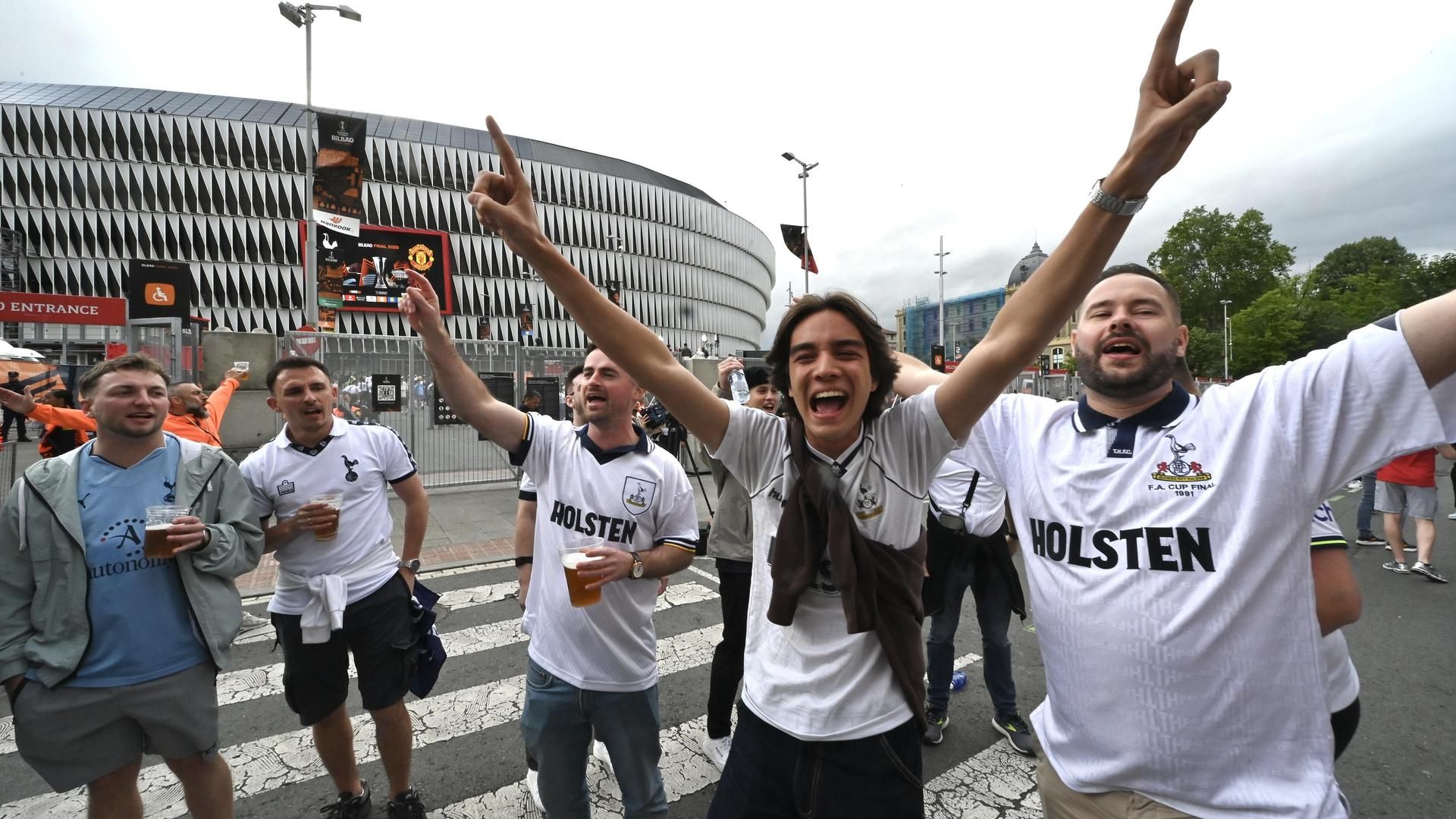 Detenidos dos aficionados ingleses por una pelea y un tercero por romper el cristal de un escaparate en Bilbao